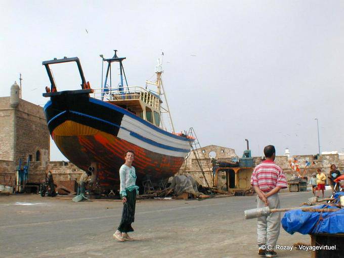 Le bateau de pêche en bois est en cale sèche sur le quai, Essaouira - Maroc