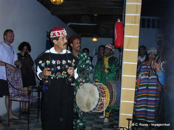 Soirée gnaouas à Dar Kenavo, Essaouira - Maroc