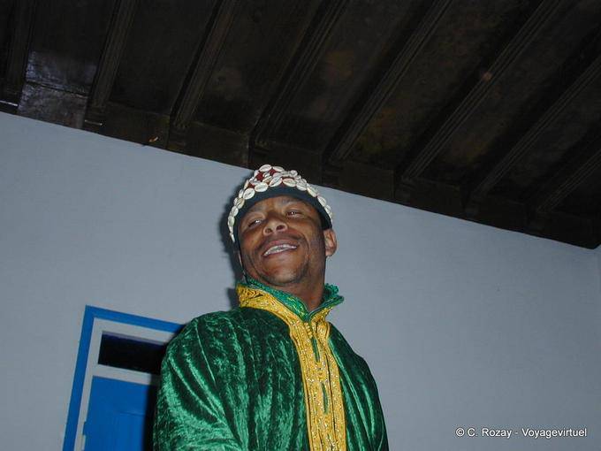 Sourire de celui qui joue des qraqechs Gnaouas, Dar Kenavo - Maroc