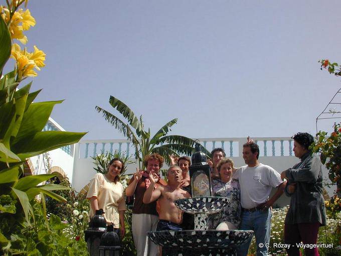 Les zinzins et l'équipe de la maison d'hôtes Dar Kenavo - Maroc