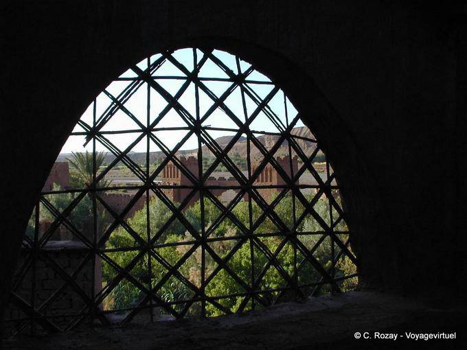 Aït Ben Haddou, restes du douar au bord de l'Ounila - Maroc
