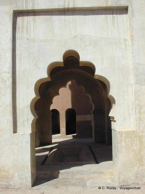 Le bassin rectangulaire de la Koubba Almoravide, Marrakech - Maroc
