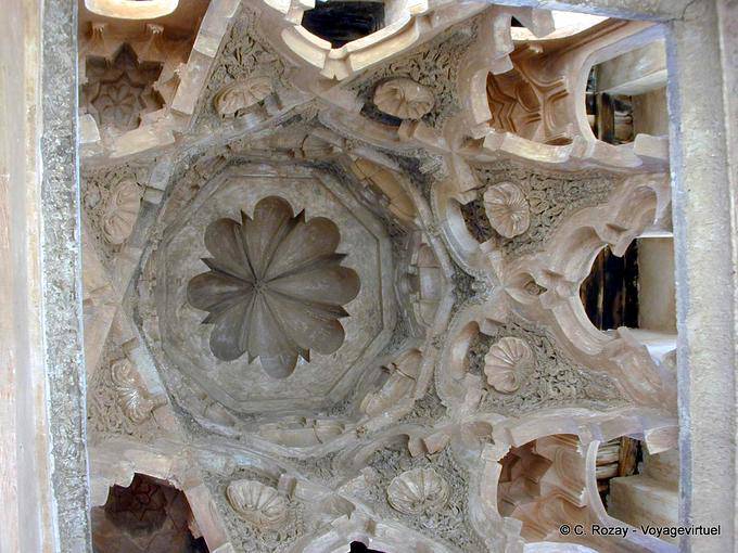 Décoration florale du dôme de la Koubba Almoravide Ba'adiyin, Marrakech - Maroc