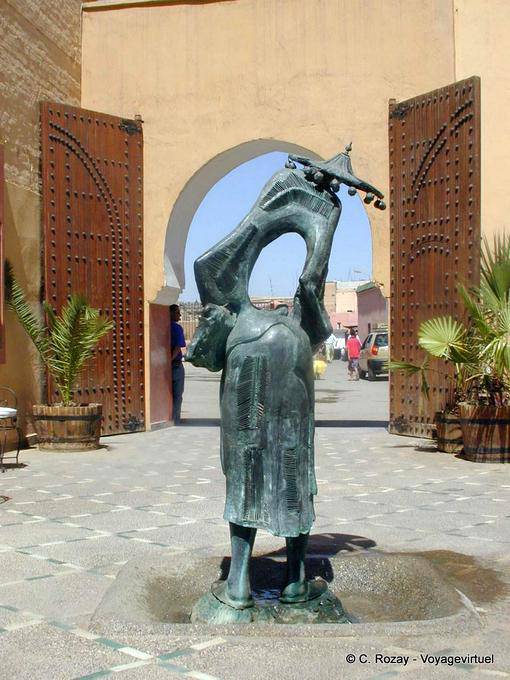 Porte d'entrée et bronze du porteur d'eau traditionnel, Dar M'Nebhi, Musée de Marrakech - Maroc