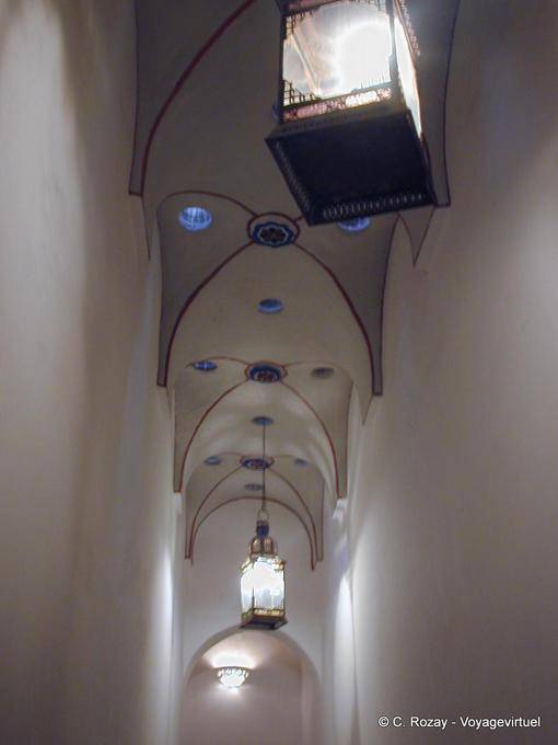 Eclairage de la voûte d'un couloir du hammam, Musée de Marrakech - Maroc