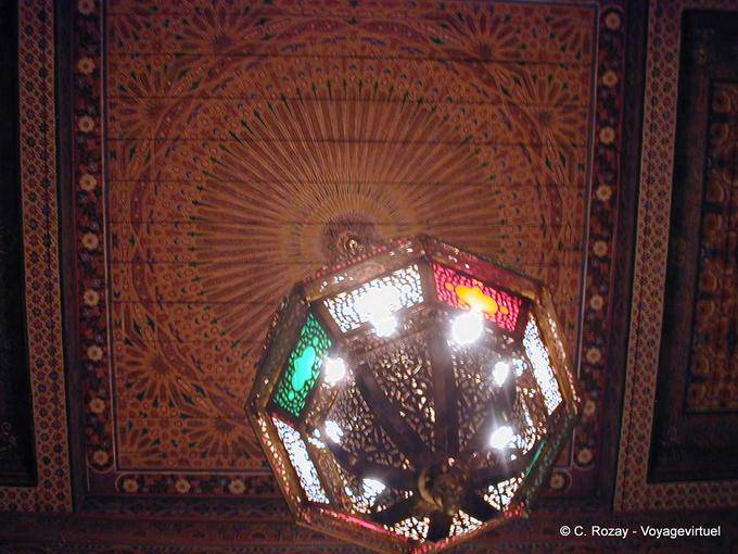Plafond d'une salle de la Fondation Omar Benjelloun, palais Dar M'Nebhi, Marrakech - Maroc