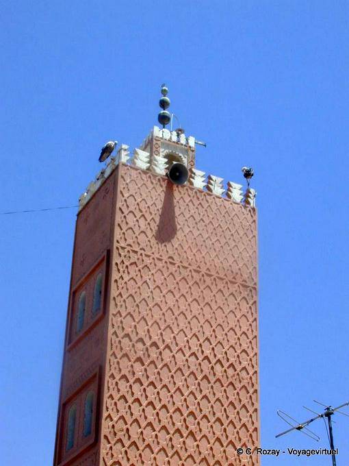 Cigognes perchées sur un minaret du souk, Marrakech - Maroc