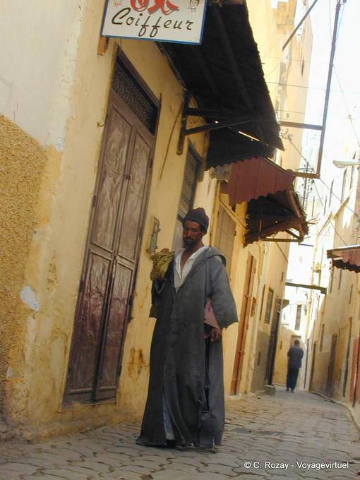 Un homme dans la rue, Meknès - Maroc