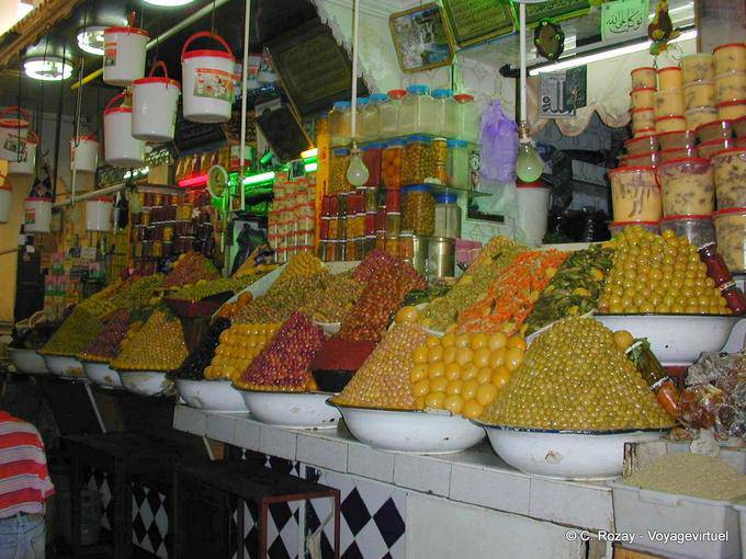 Meknès, pyramides de victuailles au marché de la place Lalla Aouda - Maroc