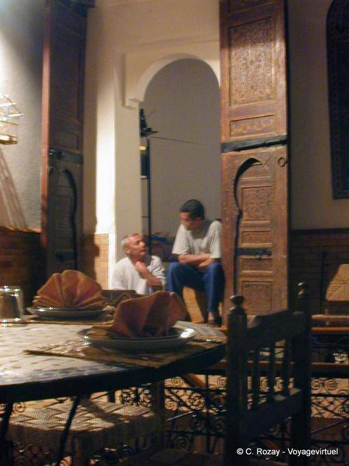 Discussion après le repas, Restaurant Le Riad, Meknès - Maroc