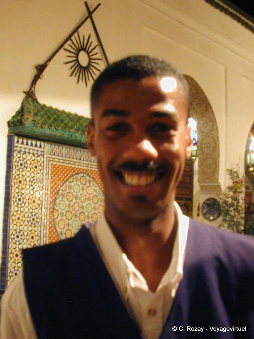 A qui donc ressemble le serveur, Meknès - Maroc
