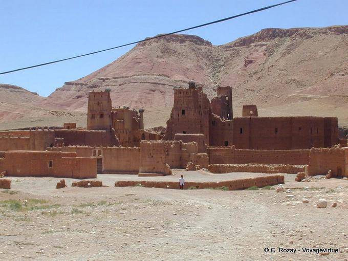Une kasbah non rénovée entre Tamgart (Tamdakhte) et Wawesmant - Maroc