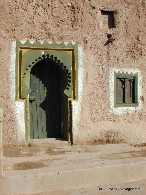 Porte mauresque et mur de terre, Tamedakhte - Maroc