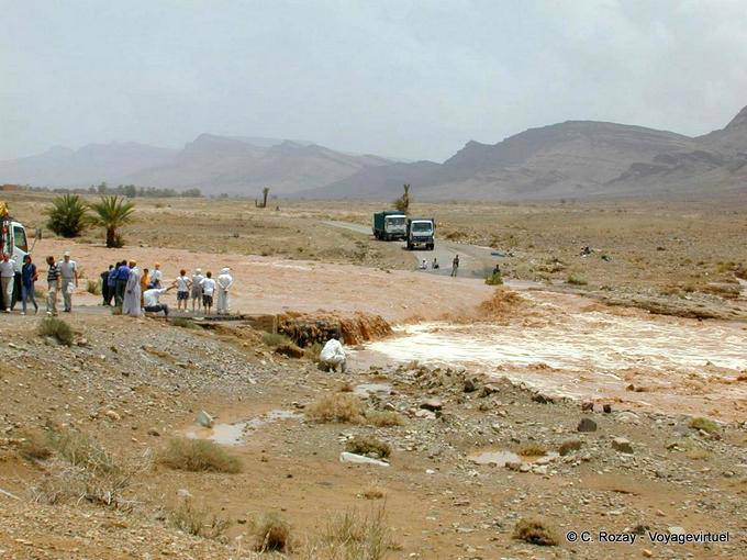 Nkob, suite à l'orage, l'oued bloque la route - Maroc