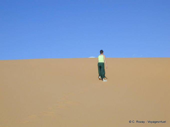 Merzouga, fille du Désert, contraste, vous avez dit contraste - Maroc