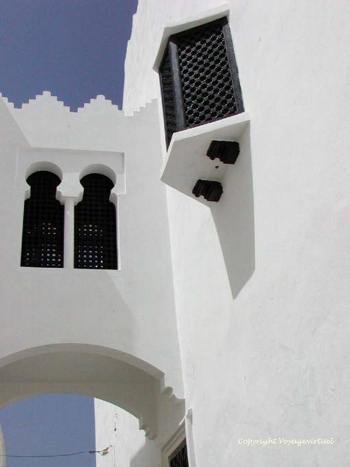 Un passage et une fenêtre à moucharabieh, médina, Asilah - Maroc