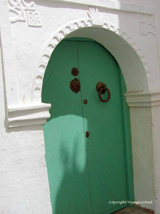 Une porte verte avec une main de Fatma, Asilah - Maroc