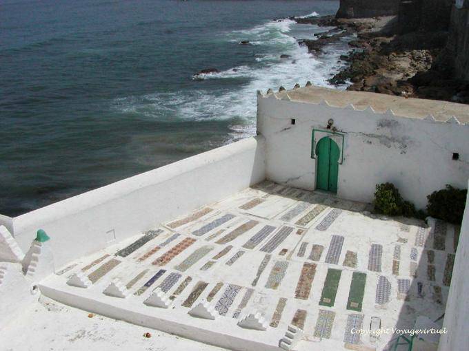 Décoration de tombes au cimetière du Mausolée Sidi Mansour, Asilah - Maroc