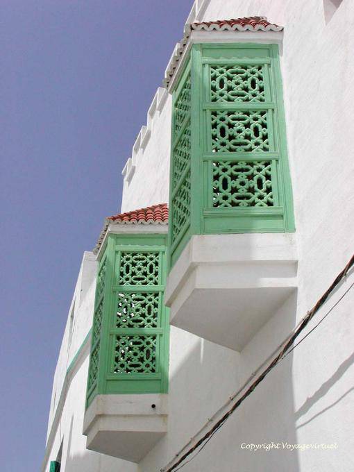 Fenêtres en avancée avec moucharabiehs, Asilah - Maroc