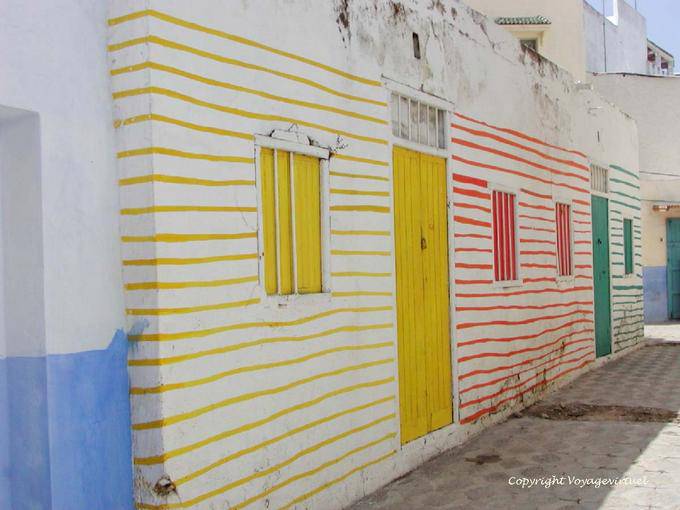 Mur peint de lignes multicolores, Asilah - Maroc