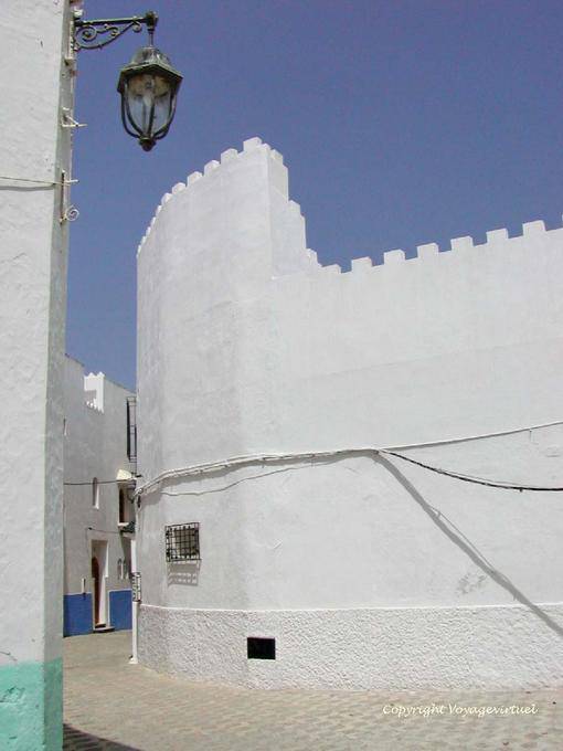 Angle de rue fortifié, rue Sidi Tayeb, médina, Asilah - Maroc