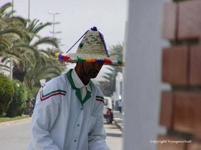Chapeau à pompons multicolores du Rifain, Asilah - Maroc