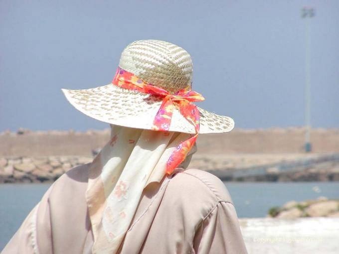 Voile et chapeau de paille au ruban, Asilah - Maroc