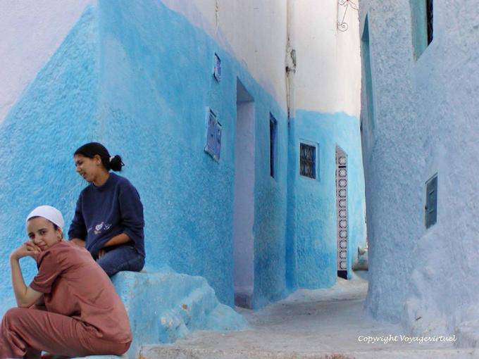 Chefchaouen, jeunes femmes à l'angle de la rue - Maroc