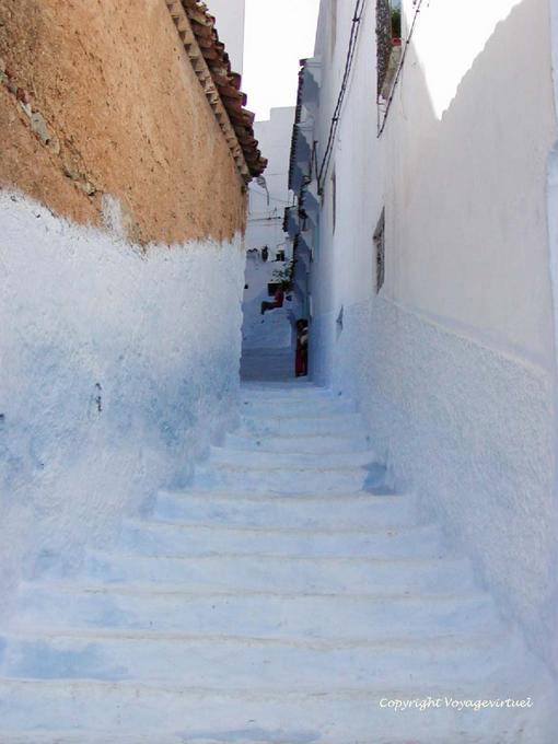 Les marches bleues d'une ruelle en pente, Chefchaouen - Maroc