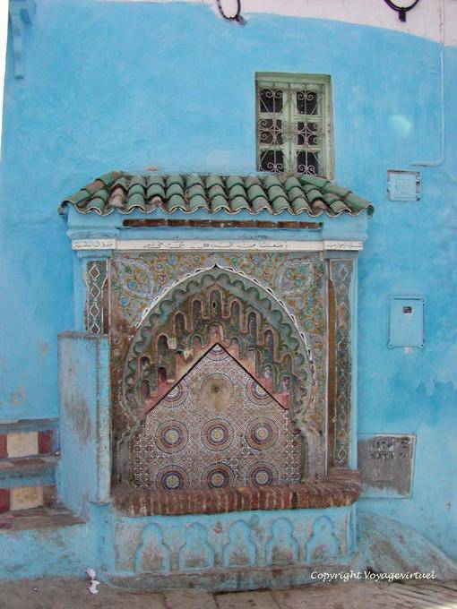 Fontaine et couleurs dans la médina de Chefchaouen - Maroc