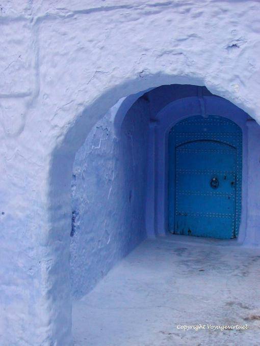 Bleu sur bleu et entrée typique, Chefchaouen - Maroc