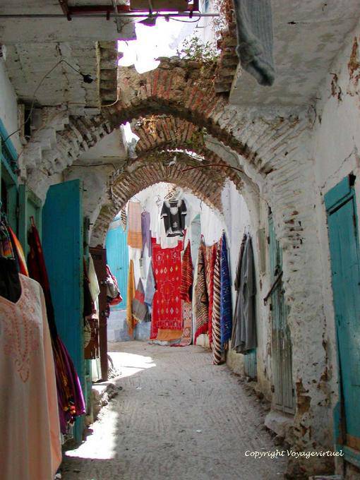 Ruelle à arcades dans le souk, médina, Chefchaouen - Maroc