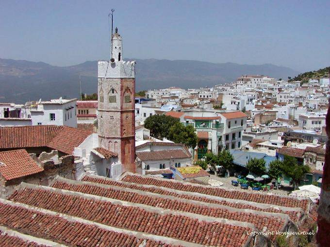 Les toits et le minaret de la Mosquée El Masjid El Aadam, Chefchaouen - Maroc