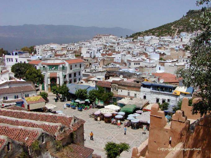 Panorama sur une place et la ville depuis la tour de la Kasbah, Chefchaouen - Maroc