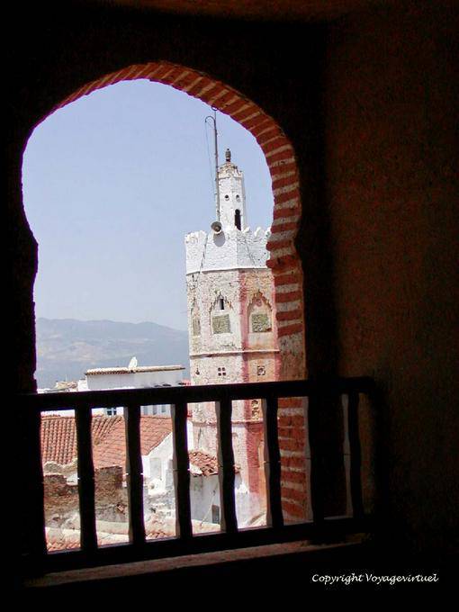 Vue sur un minaret depuis une ouverture de la tour de la kasbah, Chefchaouen - Maroc