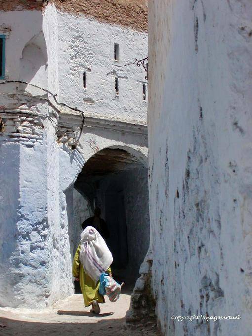 Femme en tenue traditionnelle vue de dos, Chefchaouen - Maroc