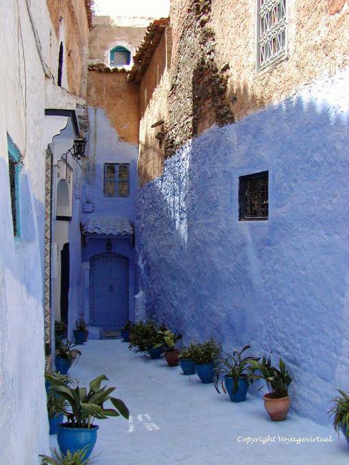 Rue des plantes en pots, Chefchaouen - Maroc