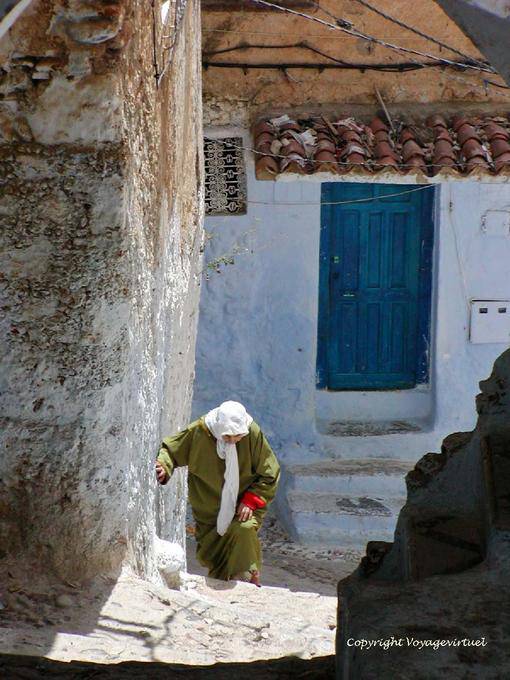La dure montée des marches d'une habitante, Chefchaouen - Maroc