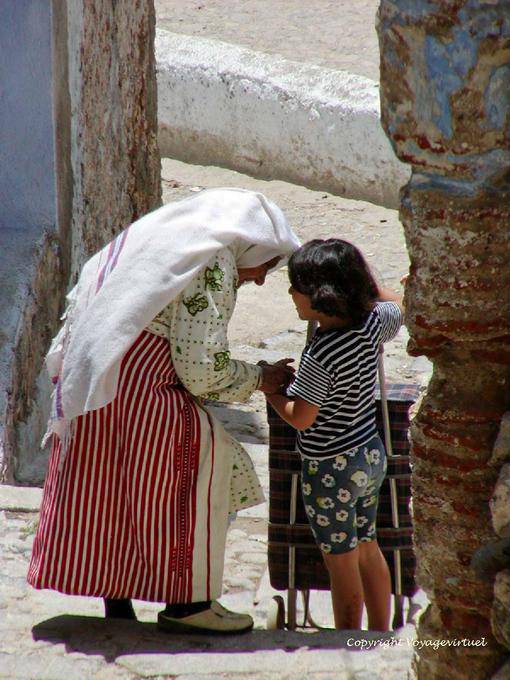 La vieille femme en costume traditionnel et la petite fille, Chefchaouen - Maroc