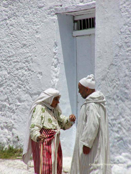 Femme portant la jupe-tablier mendile et homme en djellaba, Chefchaouen - Maroc