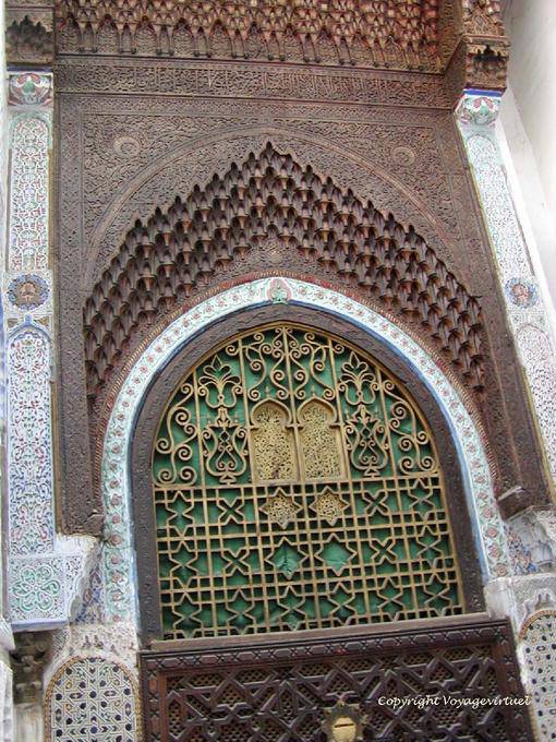 Haut de porte en bois sculpté avec arc à muqarnas, Fès - Maroc