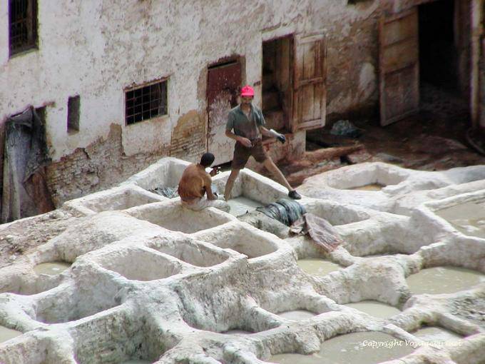 Le grand écart chez les teinturiers, quartier Chouara, Fès - Maroc