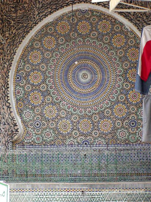 Les zelliges d'une fontaine en gros plan, Fès - Maroc