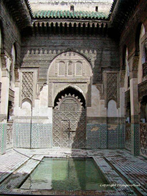 Le patio et le bassin de la Medersa Sahrij, Fès - Maroc