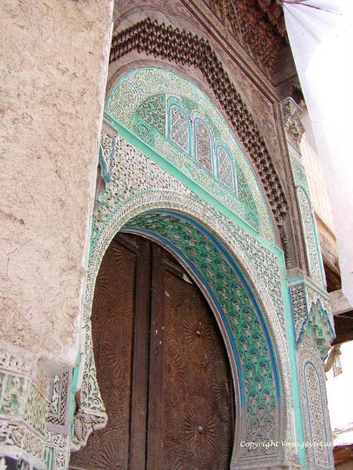 Architecture et motifs décoratifs typiques d'une entrée, médina, Fès - Maroc