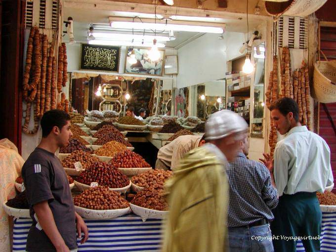 Boutique de fruits secs, figues et dattes, médina de Fès El Bali - Maroc