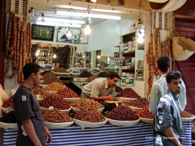 Le marchand de figues et de dattes dans le souk, Fès - Maroc