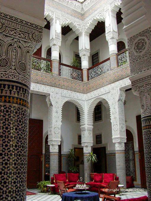 Colonnes de stuc et zelliges du Patio Marocain, palace Riad, Fès - Maroc