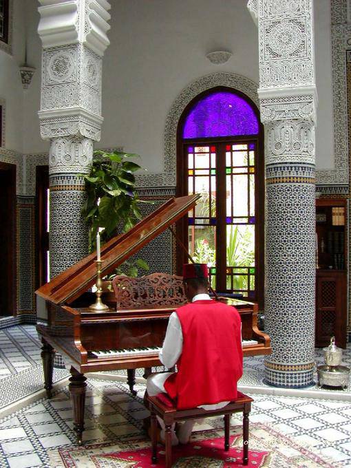 Un piano à queue dans le patio d'un palace, Fès - Maroc