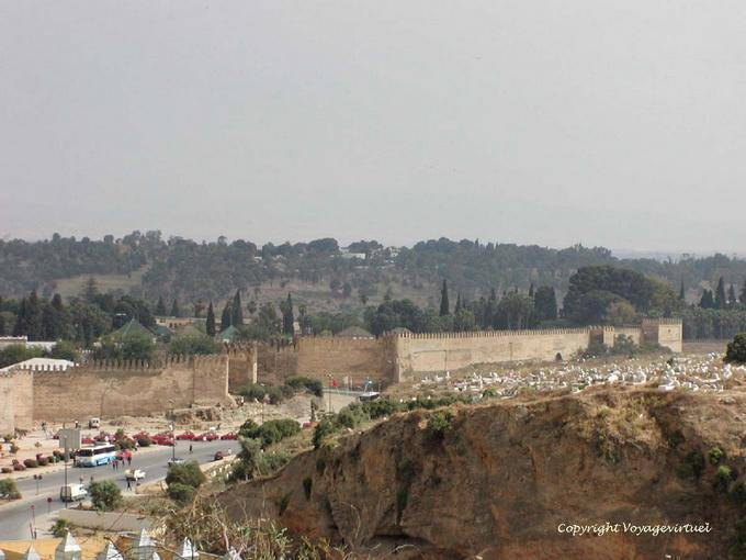 Murailles, remparts et tombes vues depuis le cimetière de Bab Mahrouk, Fès - Maroc